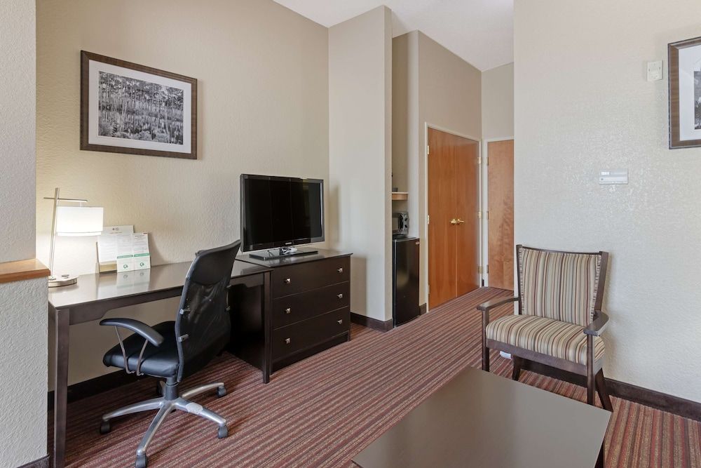 Best Western Plus Bradbury Inn & Suites Suite, 1 King Bed, Non Smoking, Refrigerator & Microwave (with Sofabed) 5