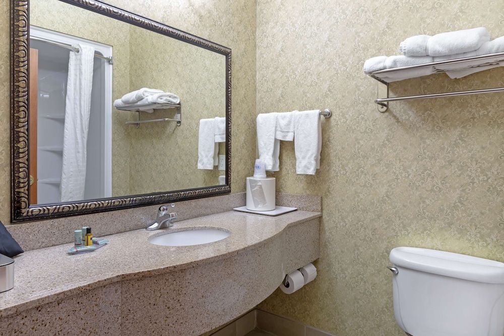 Best Western Plus Bradbury Inn & Suites Standard Room, 2 Queen Beds, Non Smoking, Microwave 5