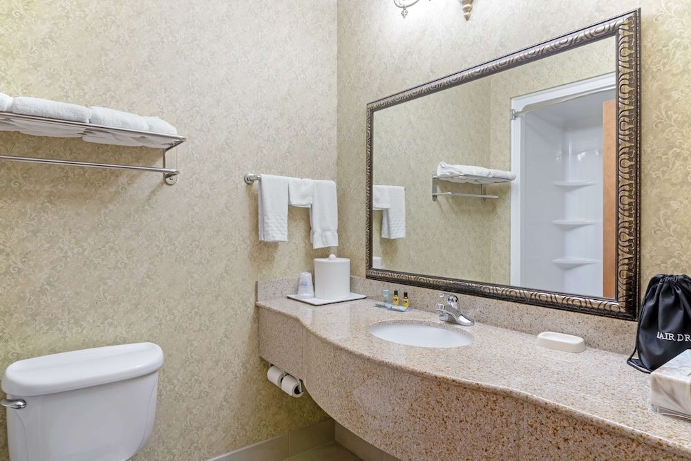 Best Western Plus Bradbury Inn & Suites Standard Room, 2 Queen Beds, Non Smoking, Microwave 4