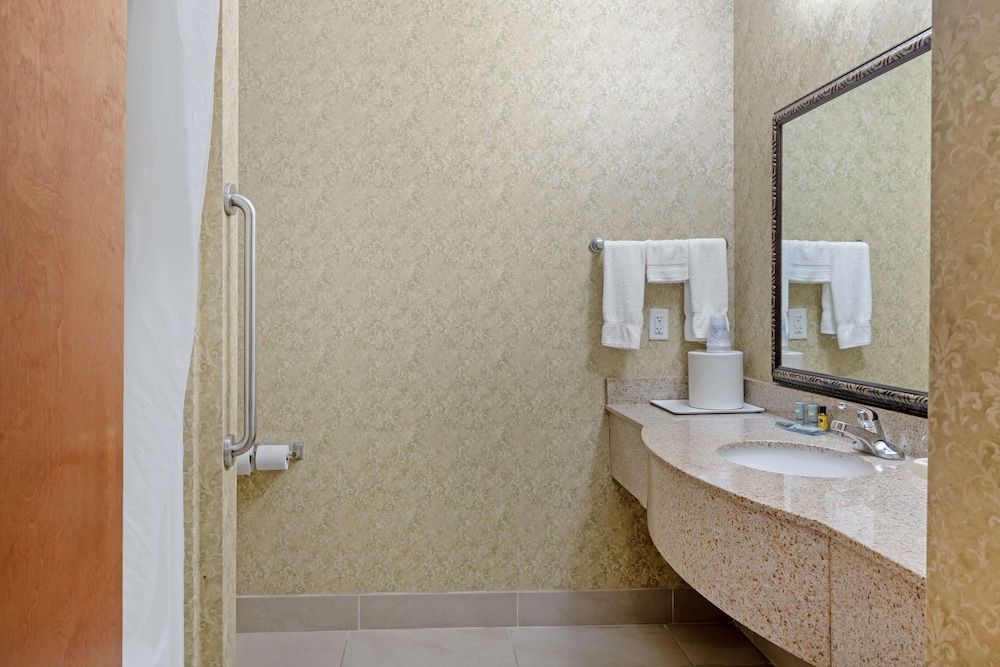 Best Western Plus Bradbury Inn & Suites Standard Room, 2 Queen Beds, Accessible, Bathtub 5