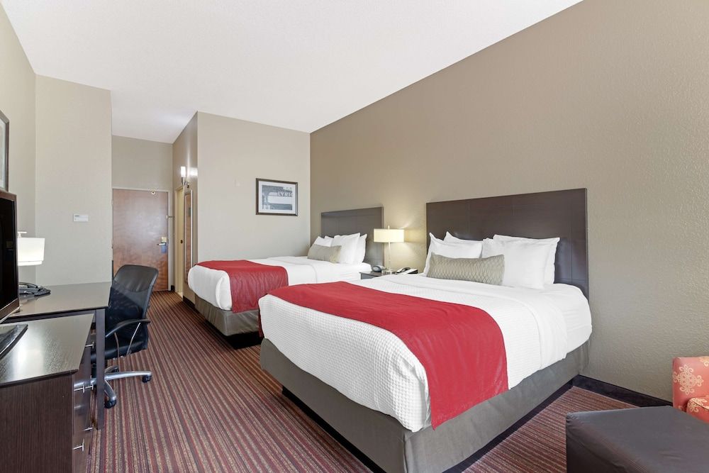 Best Western Plus Bradbury Inn & Suites Standard Room, 2 Queen Beds, Non Smoking, Microwave 2