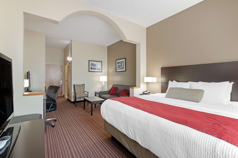 Best Western Plus Bradbury Inn & Suites Suite, 1 King Bed, Non Smoking, Refrigerator & Microwave (with Sofabed) 2