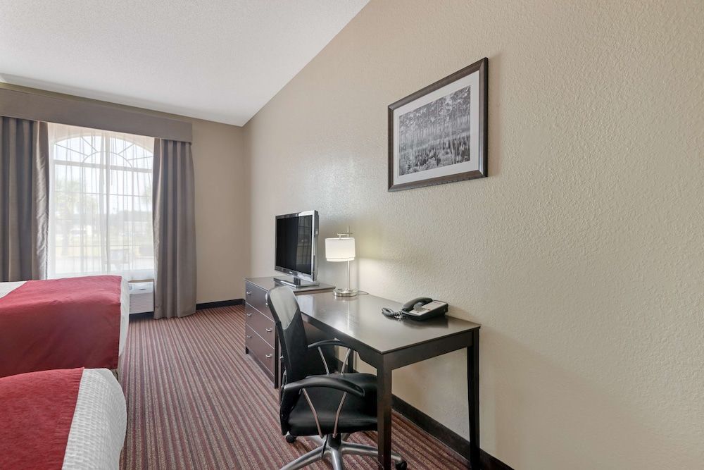 Best Western Plus Bradbury Inn & Suites Standard Room, 2 Queen Beds, Non Smoking, Microwave 6