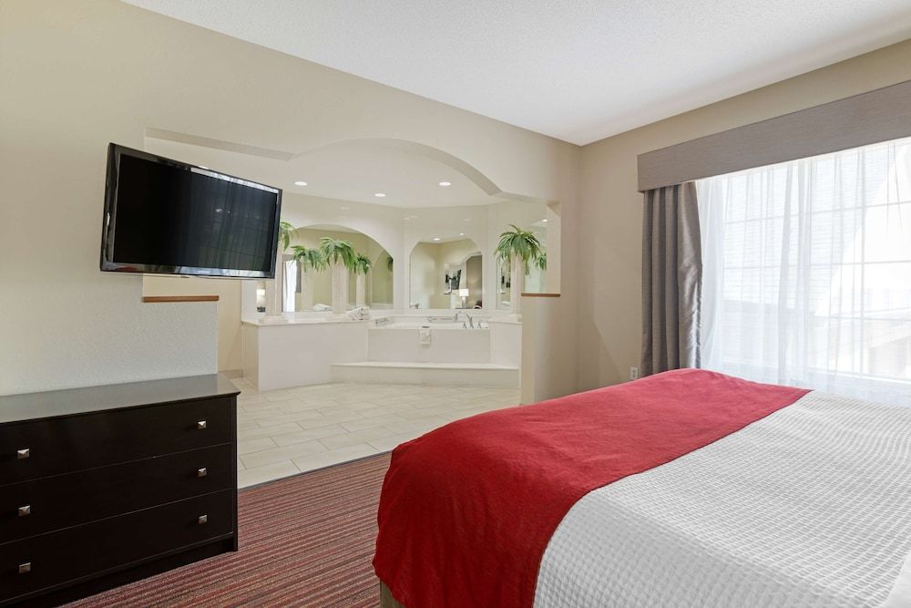 Suite, 1 King Bed, Non Smoking, Hot Tub (with Sofabed)