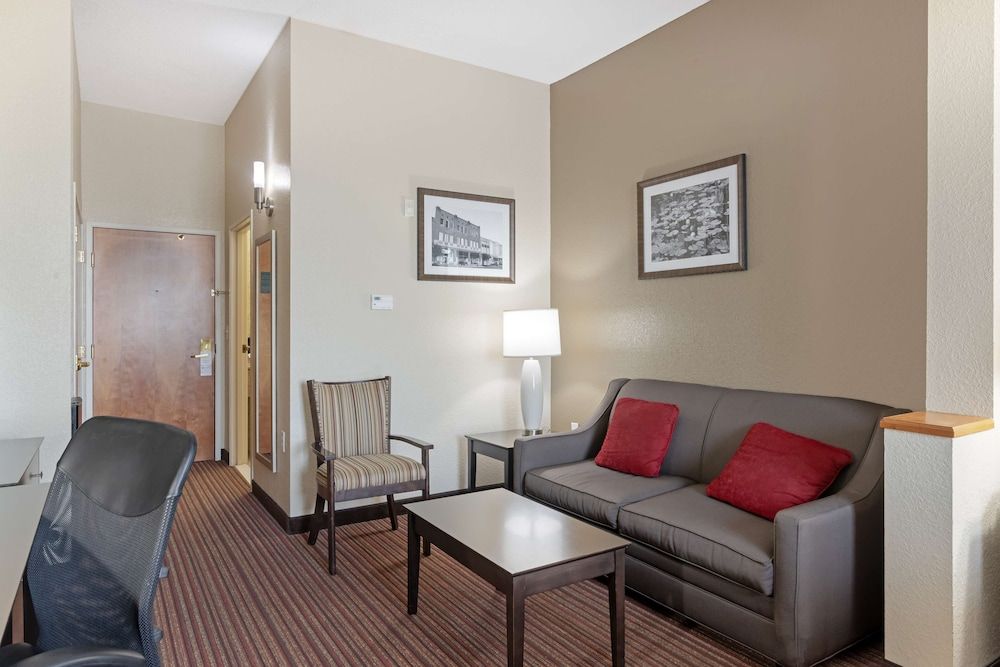 Best Western Plus Bradbury Inn & Suites Suite, 1 King Bed, Non Smoking, Refrigerator & Microwave (with Sofabed) 4