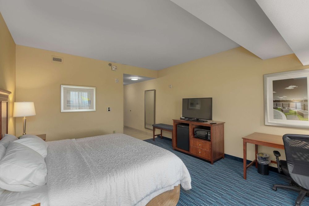 Room, 1 King Bed, Accessible, Bathtub (Hearing)