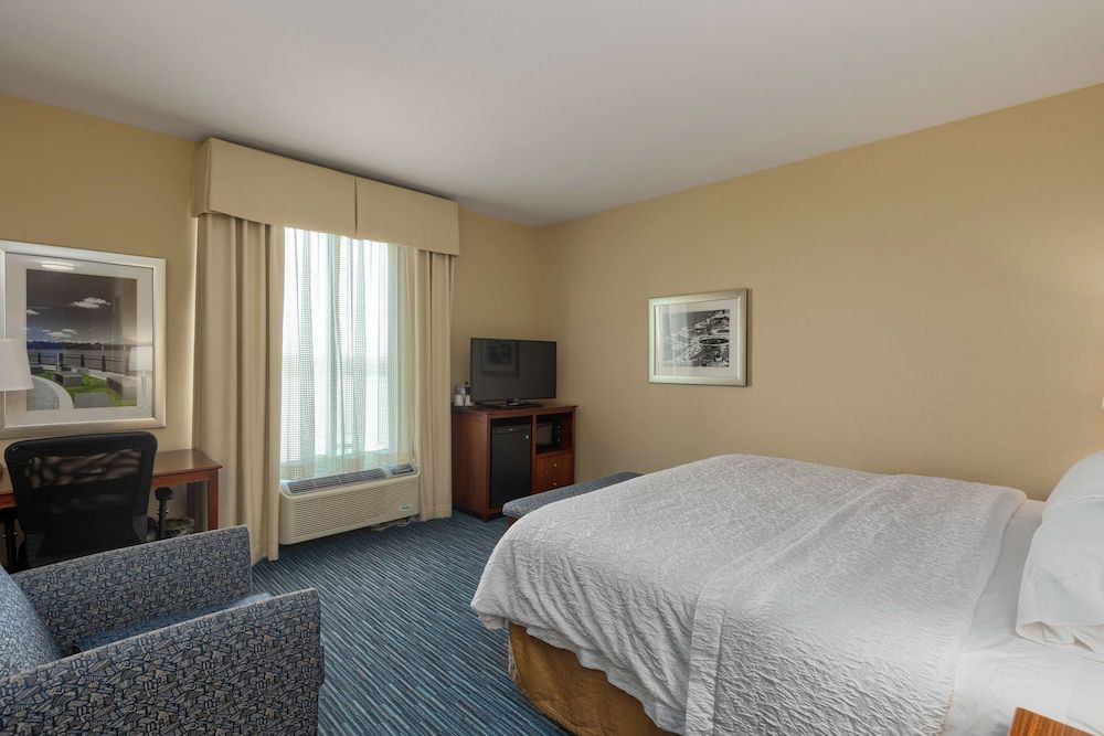 Room, 1 King Bed, Balcony, River View