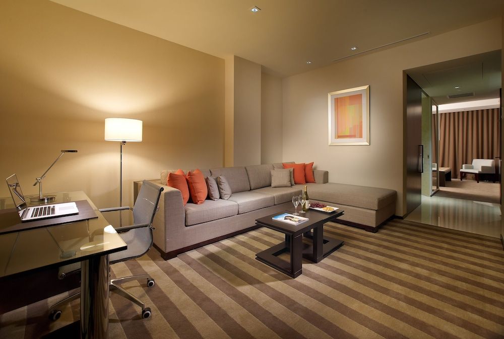 EB Hotel Miami Business Suite 2