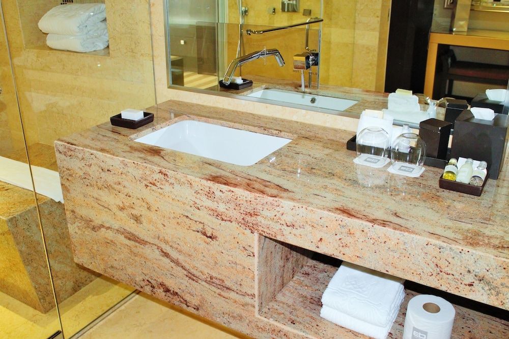 EB Hotel Miami Business Suite 5