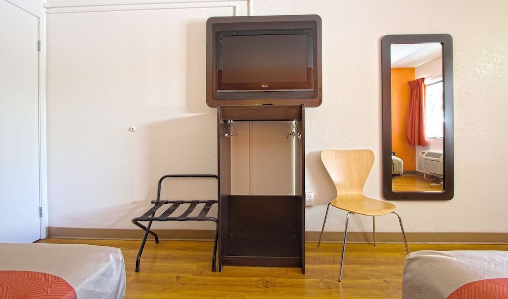 Motel 6 Piscataway, NJ Standard Room, 2 Queen Beds, Non Smoking 5