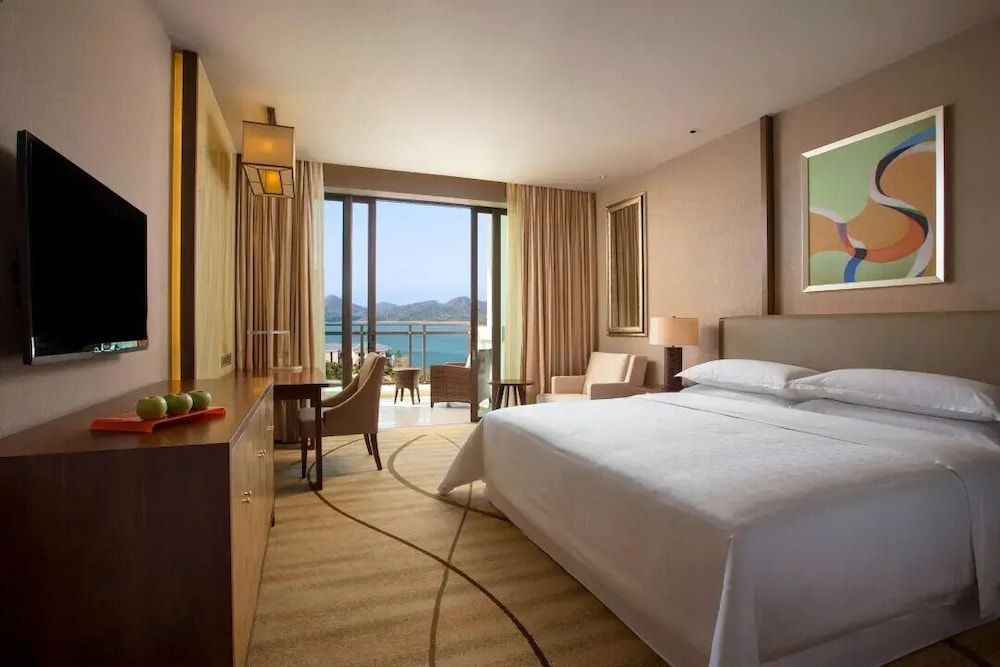 Deluxe Room, 1 King Bed, Smoking, Garden View (Balcony)