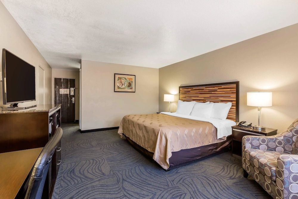 Standard Room, 1 King Bed, Accessible Roll-in Shower, Non Smoking