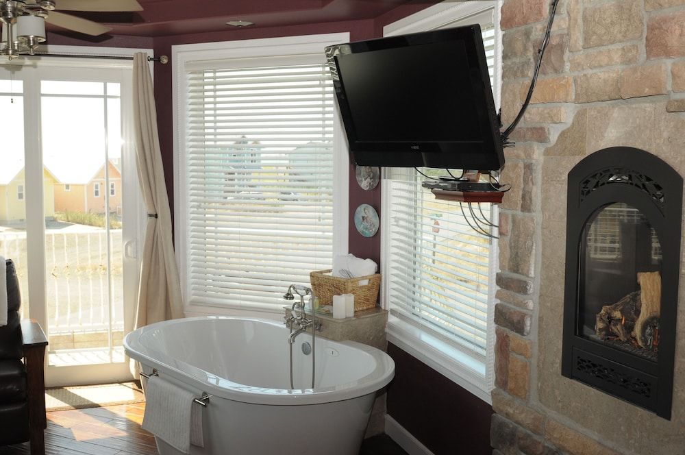 The Collins Inn and Seaside Cottages - Adults Only Deluxe Room, 1 Queen Bed, Jetted Tub, Beach View 5