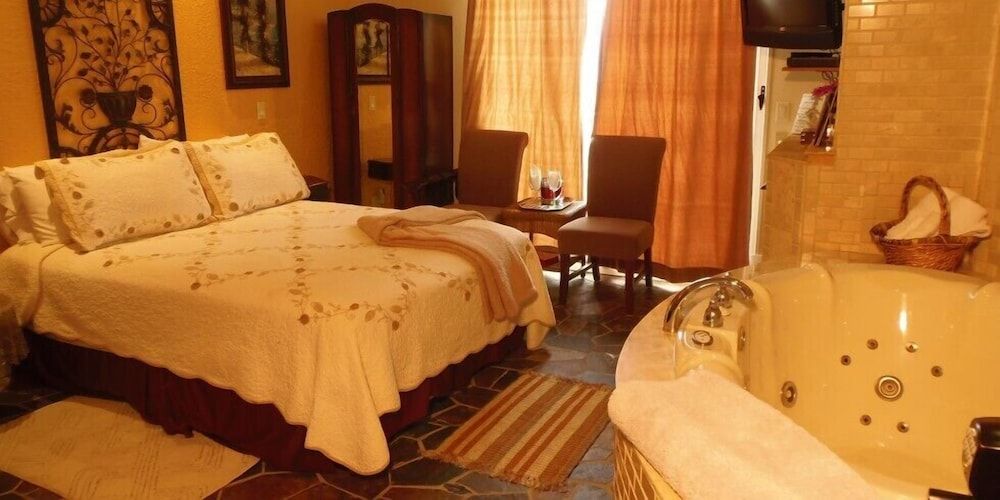 The Collins Inn and Seaside Cottages - Adults Only Deluxe Room, 1 Queen Bed, Jetted Tub, Beach View 2