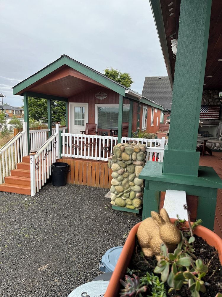 The Collins Inn and Seaside Cottages - Adults Only