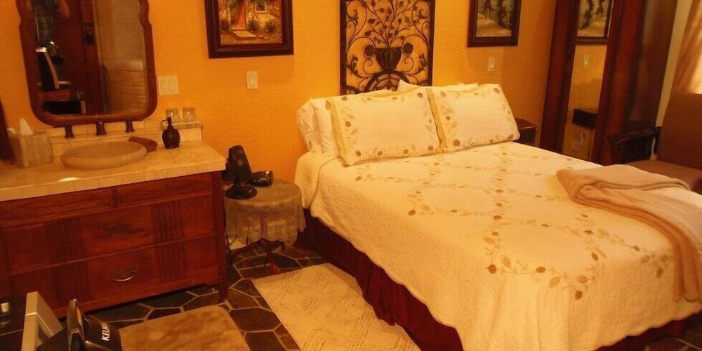 The Collins Inn and Seaside Cottages - Adults Only Deluxe Room, 1 Queen Bed, Jetted Tub, Beach View 3