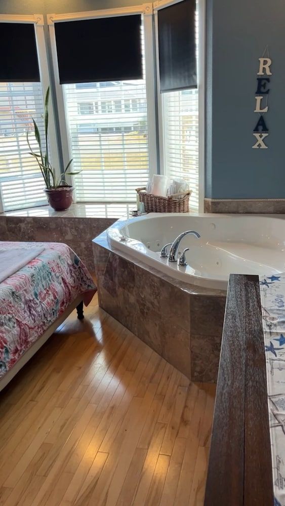 The Collins Inn and Seaside Cottages - Adults Only Grand Studio Suite, 1 King Bed 3