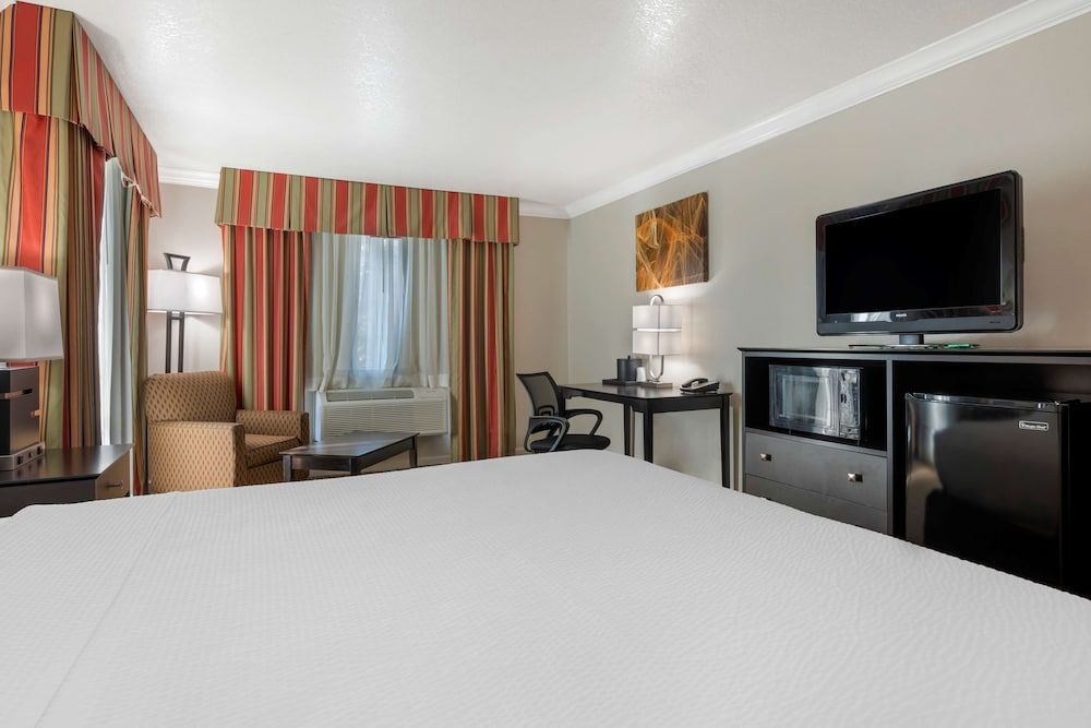 Best Western Colonial Inn Standard Room, 1 King Bed, Non Smoking, Refrigerator & Microwave 3