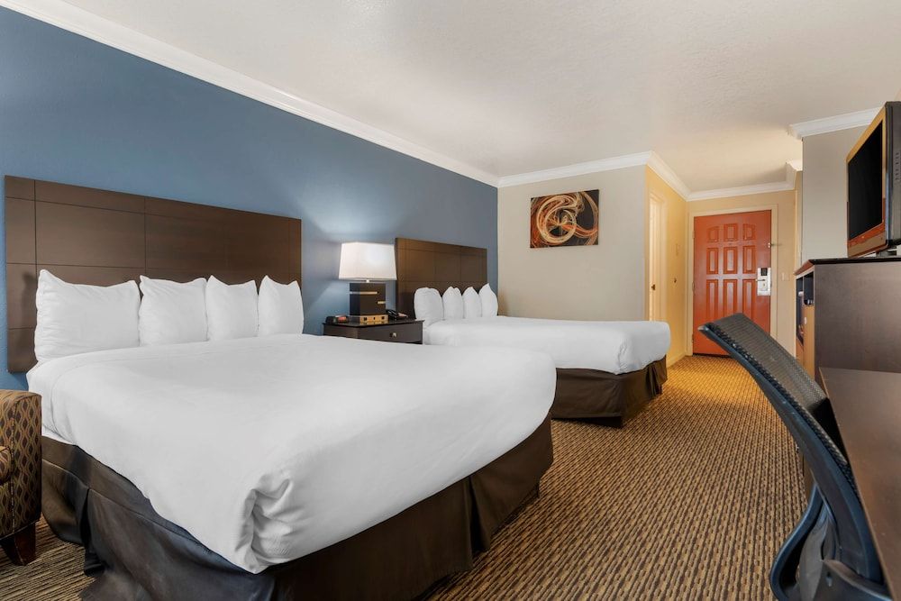 Best Western Colonial Inn Standard Room, 2 Queen Beds, Non Smoking, Refrigerator & Microwave 3