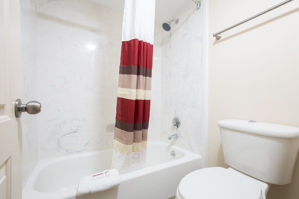 Red Roof Inn PLUS+ Birmingham East - Irondale/ Airport Superior Room, 1 King Bed (Smoke Free) 3