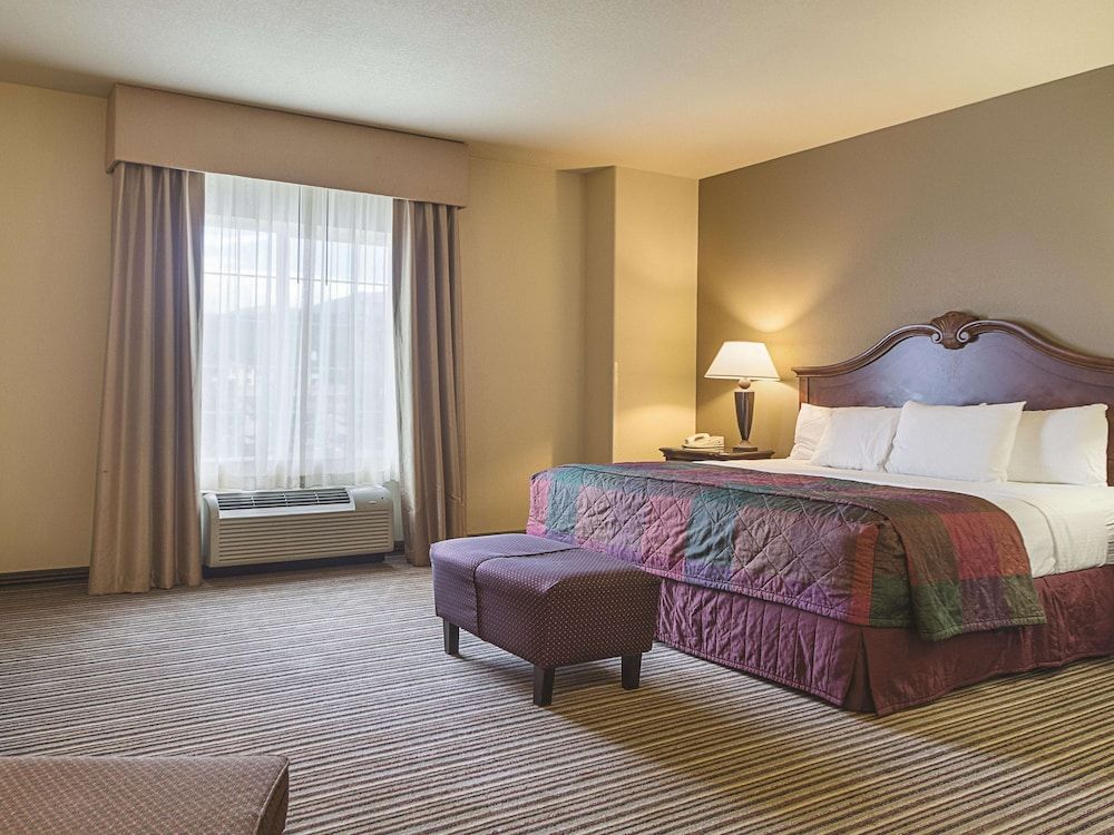 Suite, 1 King Bed, Non Smoking, Mountain View (One-Bedroom)