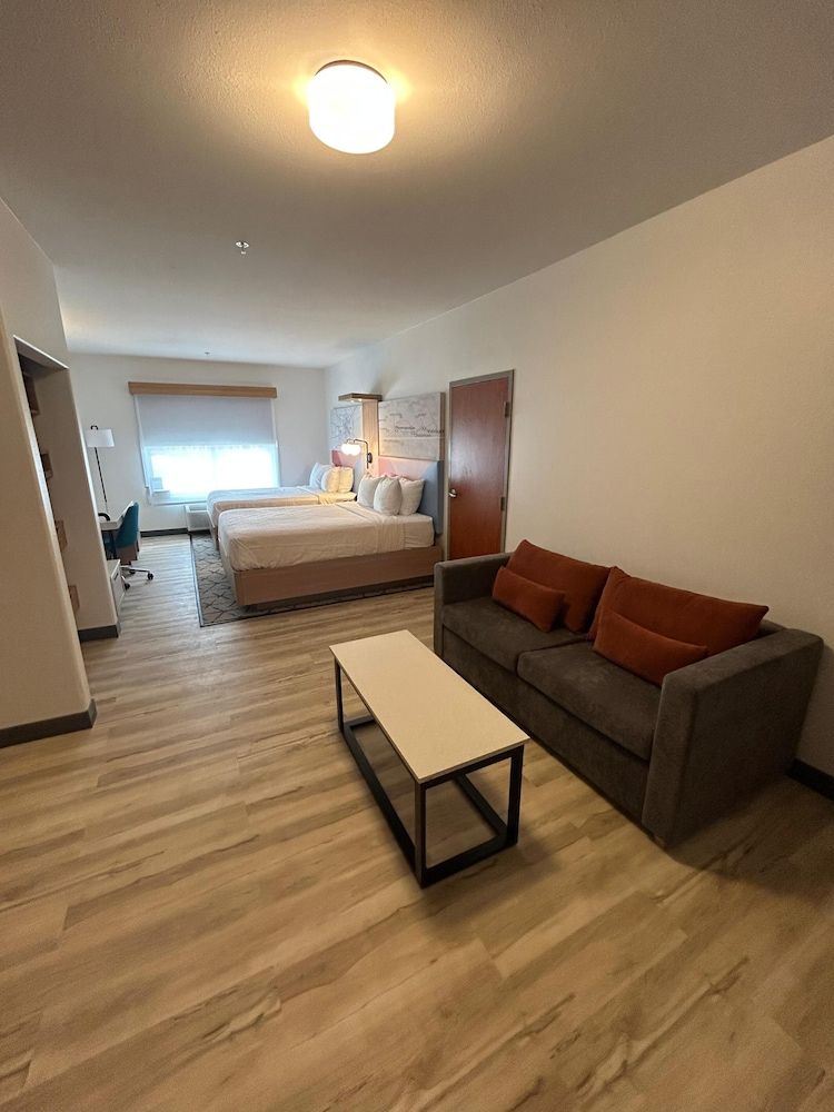 Suite, 2 Queen Beds, Non Smoking, Refrigerator & Microwave (Shower Only;with Sofabed)