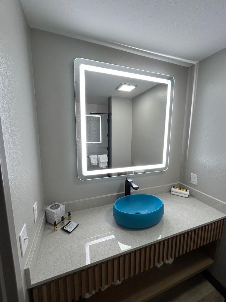 Best Western Plus Rose City Conference Center Inn Suite, 1 King Bed, Non Smoking, Refrigerator & Microwave (Shower Only;with Sofabed) 2