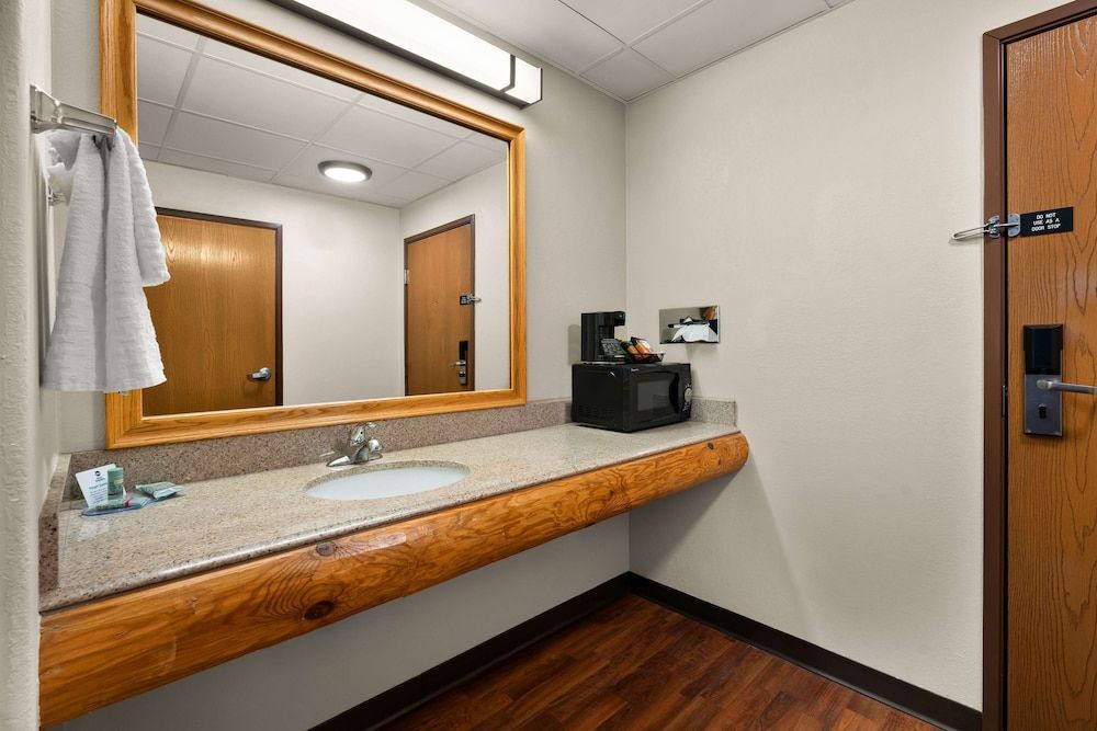 Best Western Northwoods Lodge Standard Room, 2 Queen Beds, Non Smoking, Refrigerator & Microwave 3