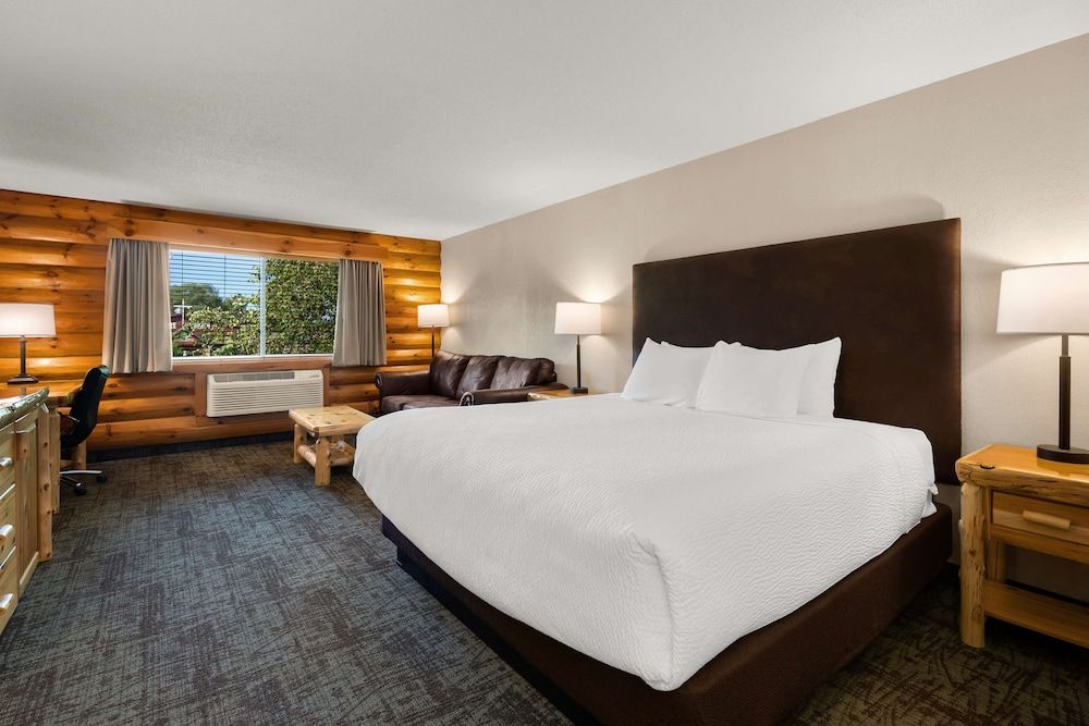 Best Western Northwoods Lodge Standard Room, 1 King Bed, Non Smoking, Refrigerator & Microwave 2