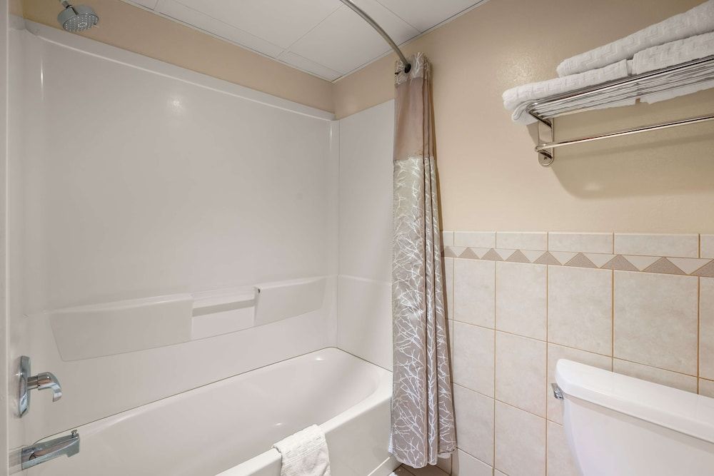 Best Western Northwoods Lodge Standard Room, 1 King Bed, Non Smoking, Refrigerator & Microwave 3