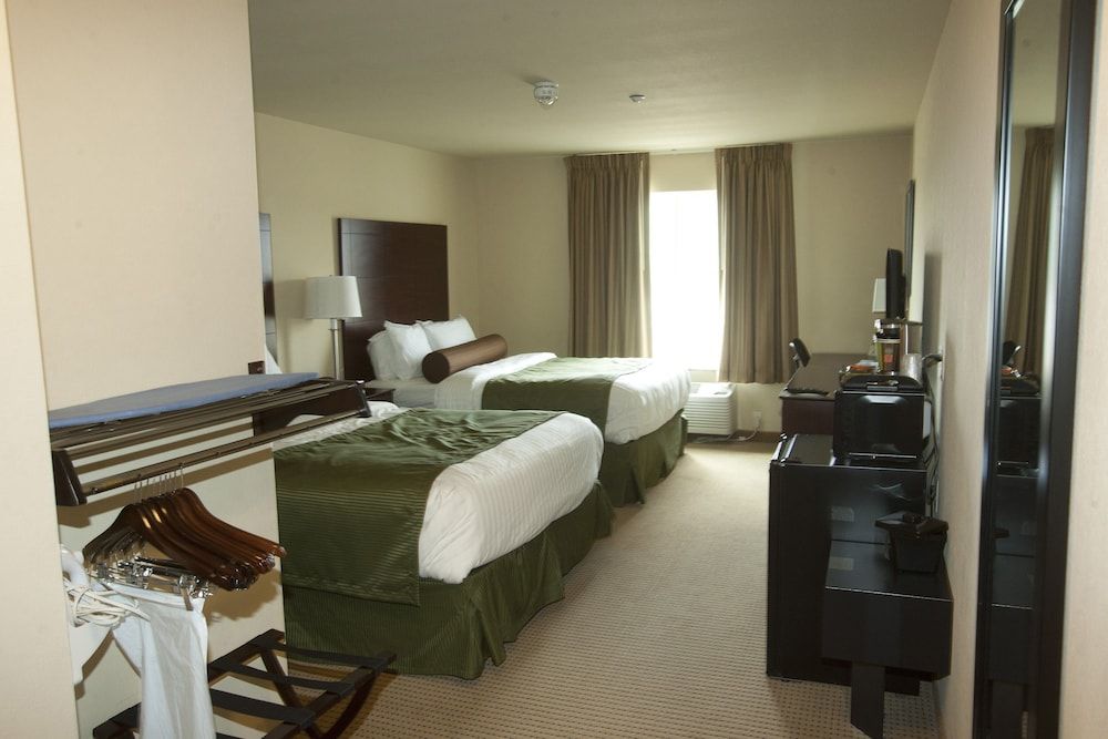 Cobblestone Inn & Suites - Langdon Room, 2 Queen Beds, Accessible Roll in Shower, Non Smoking 4