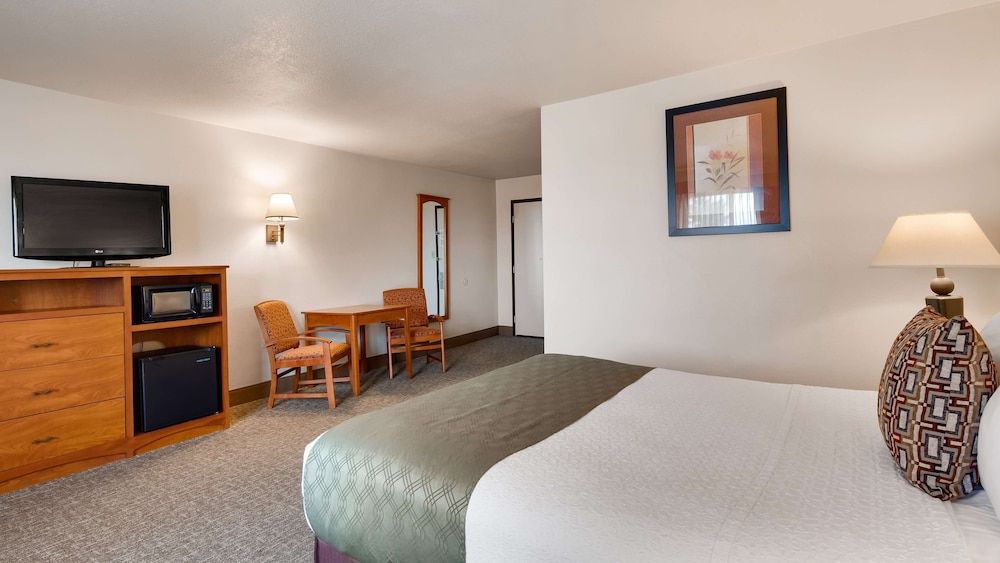 Best Western West Hills Inn Standard Room, 1 Queen Bed, Accessible, Bathtub