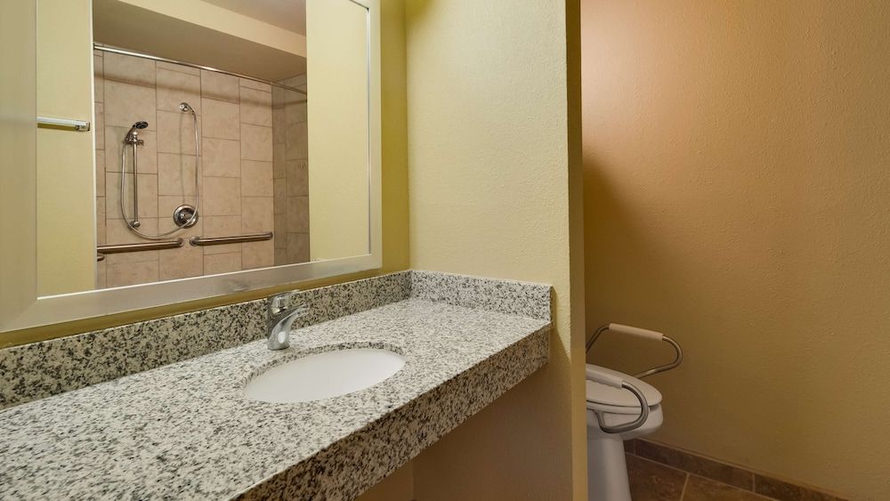 Best Western West Hills Inn Standard Room, 1 Queen Bed, Accessible, Bathtub 3