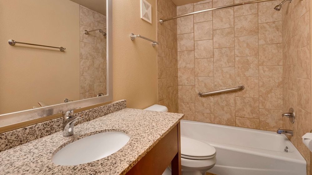 Best Western West Hills Inn Standard Room, 1 Queen Bed, Accessible, Bathtub 4