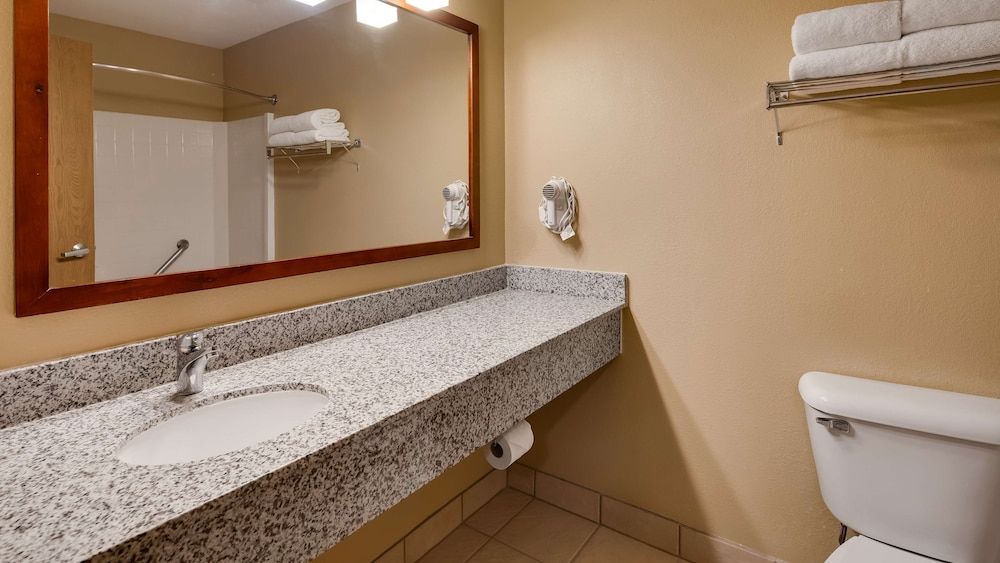 Best Western West Hills Inn Suite, 1 King Bed, Non Smoking, Jetted Tub 2