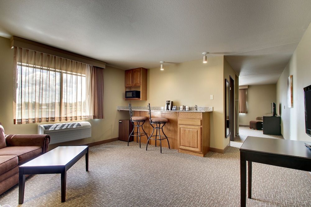 Best Western West Hills Inn Suite, 1 King Bed, Non Smoking, Jetted Tub 3