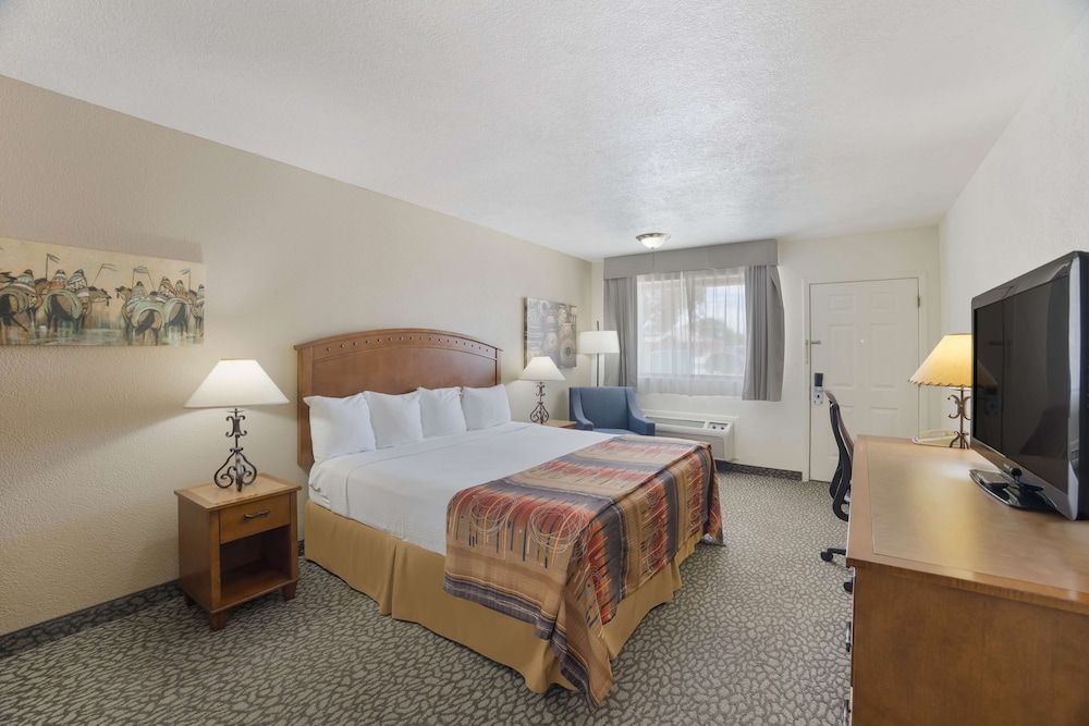 Standard Room, 1 King Bed, Non Smoking, Refrigerator