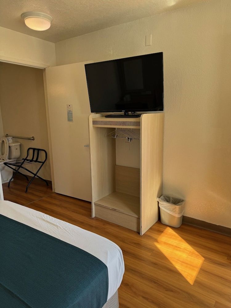 Motel 6 Stanton, CA - Anaheim West Standard Room, 1 Double Bed, Accessible, Non Smoking 4