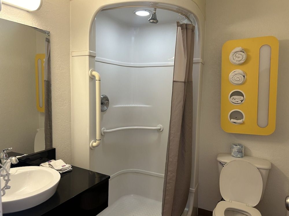 Motel 6 Stanton, CA - Anaheim West Standard Room, 2 Double Beds, Non Smoking 4