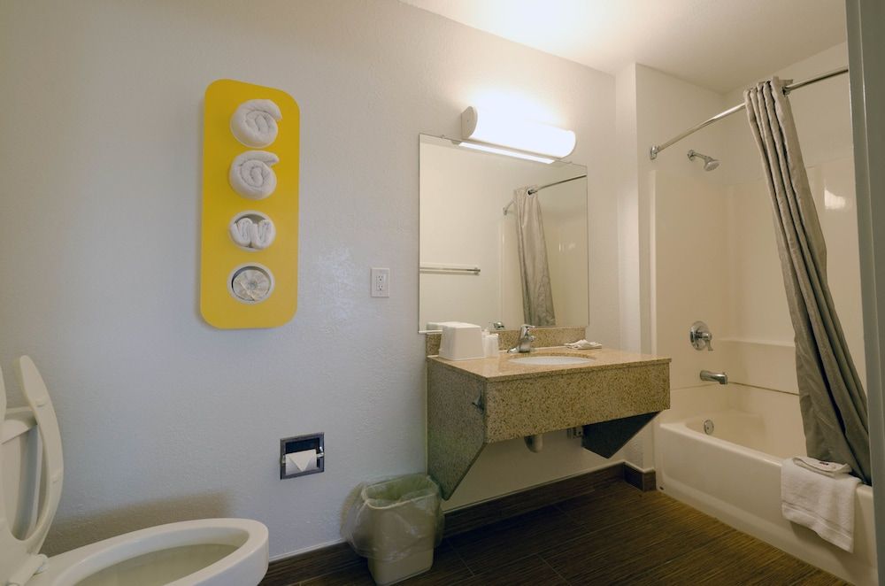 Motel 6 Camp Springs, DC - South Camp Springs Standard Room, 1 Queen Bed, Smoking 4