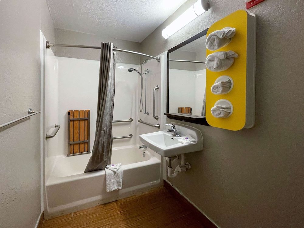 Motel 6 Camp Springs, DC - South Camp Springs Standard Room, 1 Double Bed, Accessible, Smoking 4