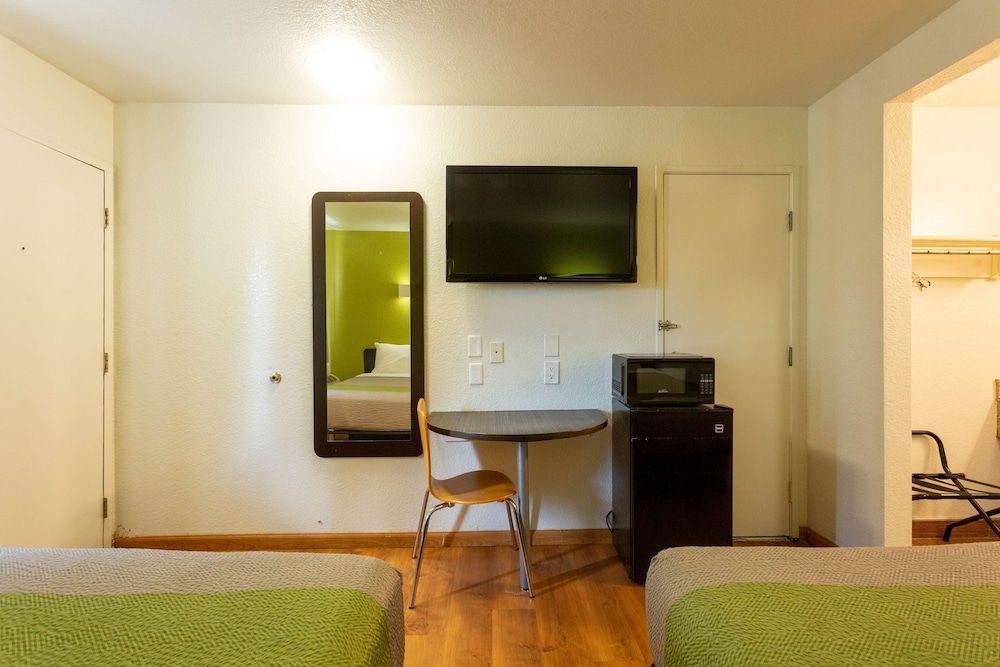 Motel 6 Camp Springs, DC - South Camp Springs Standard Room, 2 Double Beds, Non Smoking 5