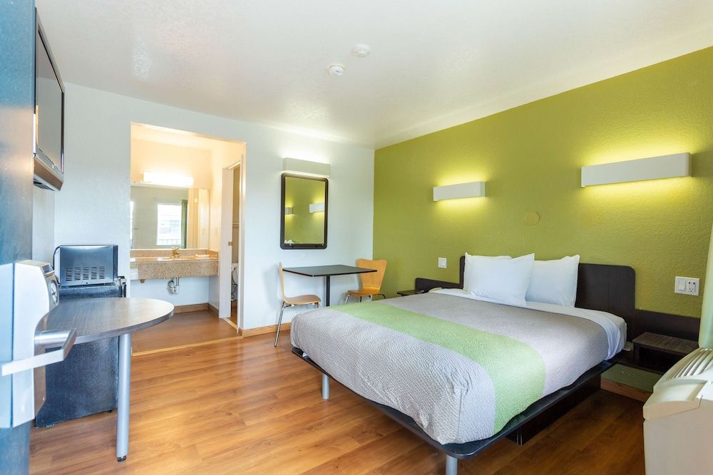 Motel 6 Camp Springs, DC - South Camp Springs Standard Room, 1 Queen Bed, Smoking 2