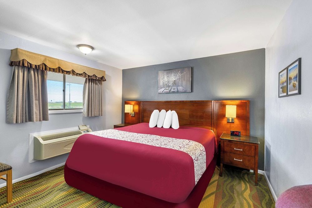 Room, 1 King Bed, Non Smoking