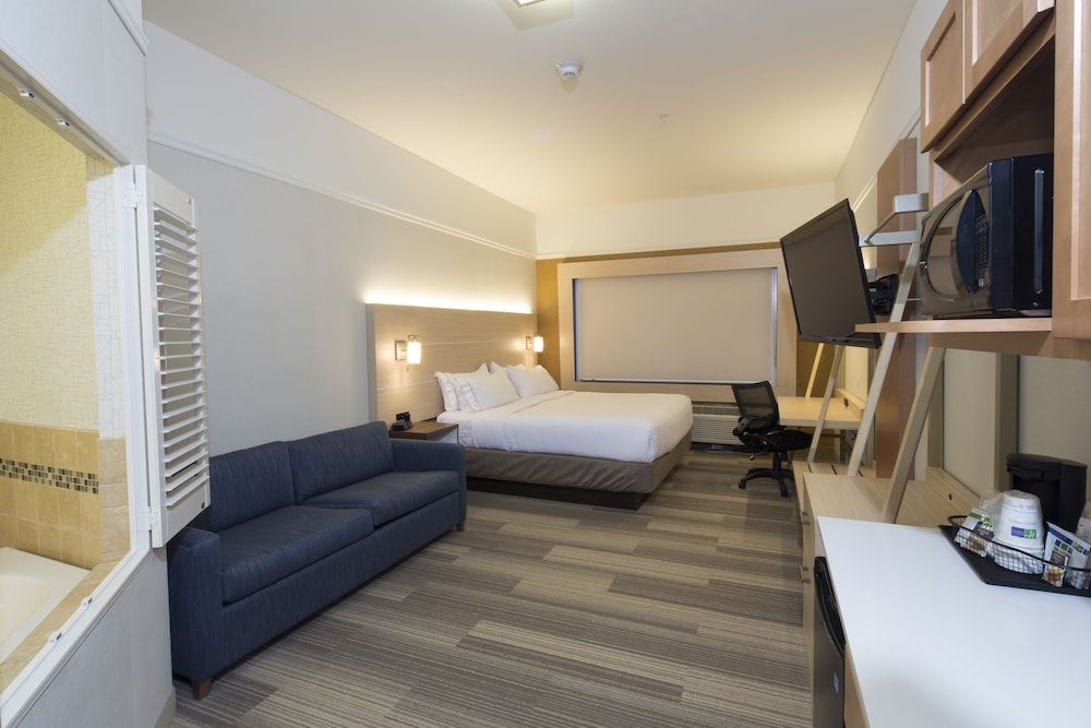 Standard Room, 1 King Bed (Walk-In Shower)