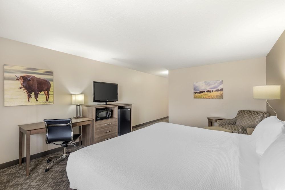 Best Western Plus Great Northern Inn Standard Room, 1 King Bed, Non Smoking, Refrigerator & Microwave (Pet Friendly) 2