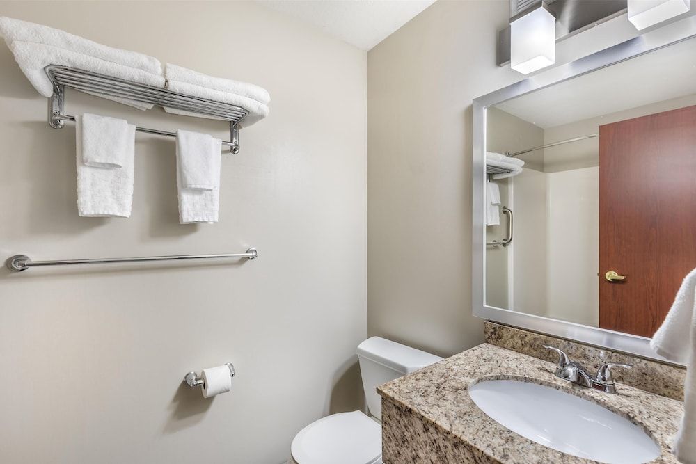 Best Western Plus Great Northern Inn Standard Room, 1 King Bed, Non Smoking, Refrigerator & Microwave (Pet Friendly) 4