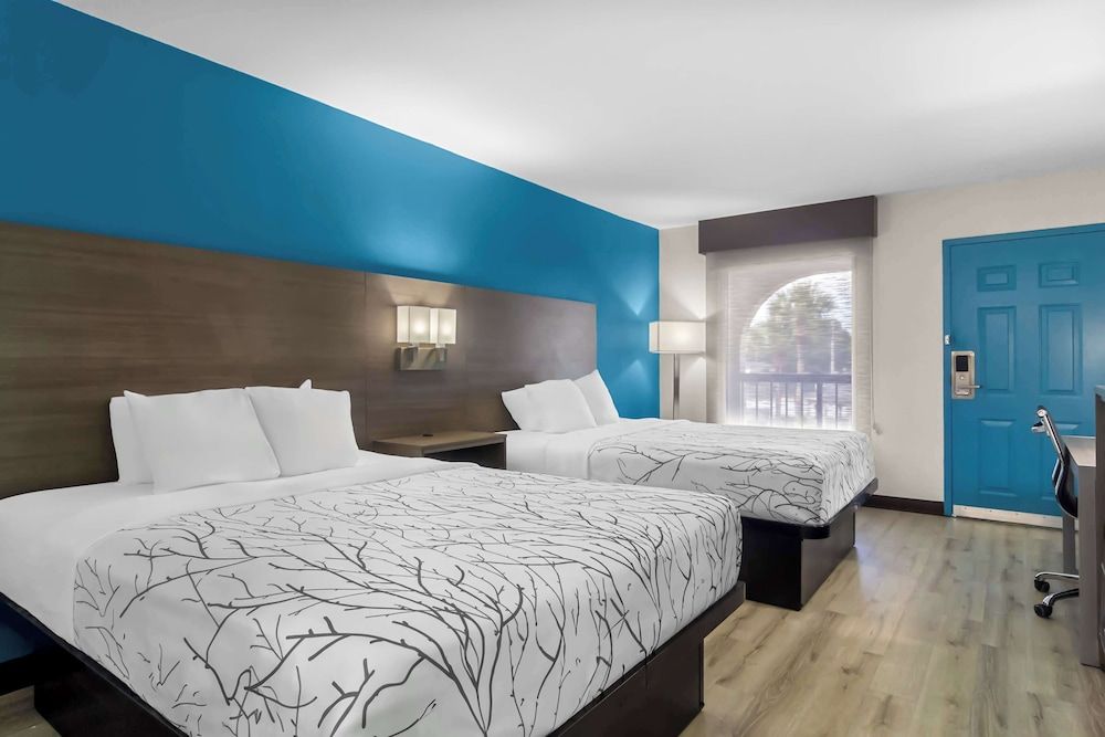 Best Western Starke Standard Room, 2 Queen Beds, Non Smoking, Refrigerator & Microwave (Shower Only) 3