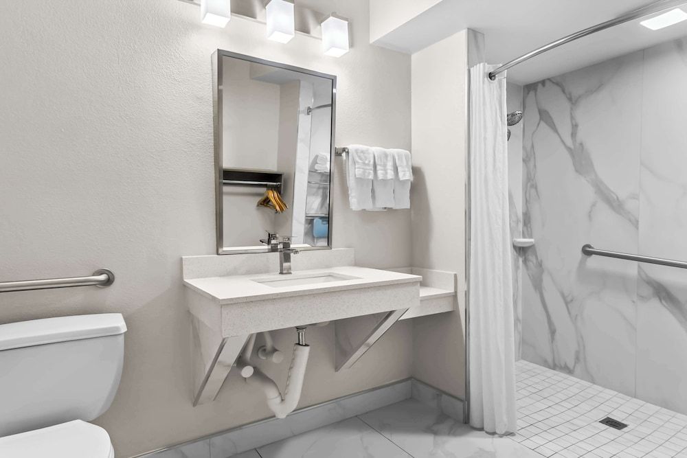 Best Western Starke Standard Room, 1 King Bed, Accessible, Refrigerator & Microwave 4