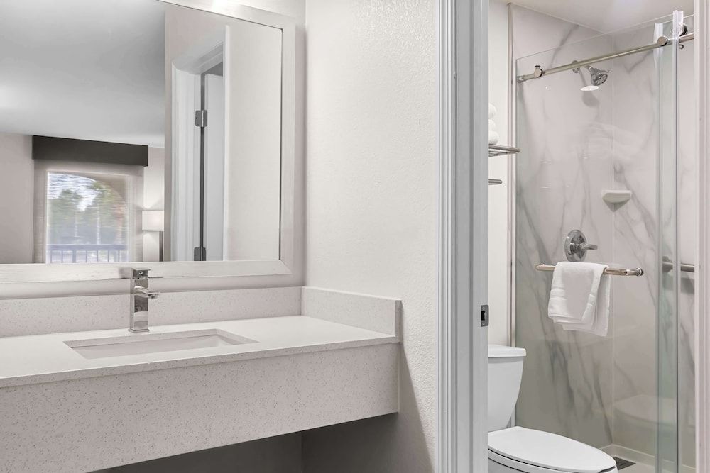 Best Western Starke Standard Room, 2 Queen Beds, Non Smoking, Refrigerator & Microwave (Shower Only) 4